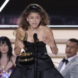 L'actrice de 26 ans devient ainsi l'actrice la plus jeune à remporter deux fois l'Emmy de la meilleure actrice dans une série dramatique.
