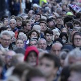De nombreux Britanniques se sont réunis à Edimbourg pour un dernier adieu à la reine avant que son coffin ne soit envoyé à Londres mardi.