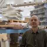 L'artiste bâlois Eric Hattan a réalisé une sculpture avec les déchets produits pendant un an par le Musée Tinguely, à Bâle. L'oeuvre est présentée dans le cadre de l'exposition "Territories of Waste - Le retour du rejeté".