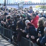 Le prince William salue la foule venue saluer une dernière fois la reine.