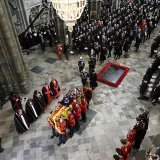 La cérémonie s'est conclue par deux minutes d'un silence poignant, observées à travers le pays, puis l'hymne national dans sa version masculine, célébrant le nouveau souverain Charles III, "God Save the King".