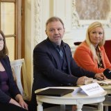 Le directeur Florian Scholz s'est présenté devant les médias accompagné de la directrice de la danse Isabelle Bischof (à gauche) et de l'avocate Monika Hirzel.