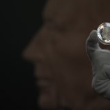 La tradition veut que le portrait du roi regarde à gauche, tandis que celui de la reine Elizabeth II est tourné vers la droite.