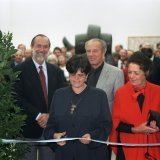 Le musée conçu par l'architecte Renzo Piano (à gauche) a été inauguré le 18 octobre 1997 à Riehen (BS) par la conseillère fédérale Ruth Dreifuss (au centre) en présence d'Ernst et Hildy Beyeler (archives).