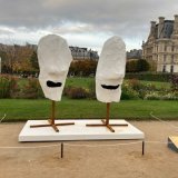 Deux têtes de lémuriens un peu perdues de Franz West dans le Jardin des Tuileries.