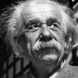 Albert Einstein,ici un an avant sa mort, est devenu une icône de la culture populaire grâce à ses mots d'esprit, ses cheveux indisciplinés, sa moustache et ses sourcils touffus. Ses articles originaux continuent d'être vendus aux enchères pour des...
