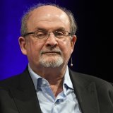 Salman Rushdie est marqué à vie par les séquelles du récent attentat dont il a été victime.