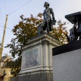 L'oeuvre "Great in the concrete" de l'artiste Mathias Pfund est visible à côté de la statue de David de Pury depuis jeudi à Neuchâtel.