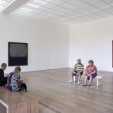 Deux visiteurs de l'exposition marquant le 25e anniversaire de la Fondation Beyeler, à Riehen (BS), face à la sculpture hyperréaliste "Old couple on a bench" ("Vieux couple sur un banc") de Duane Hanson, dans la salle consacrée aux oeuvres de Mark...