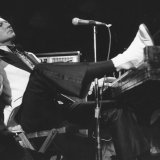Jerry Lee Lewis martelait férocement le clavier de ses doigts, coudes ou pieds. Une photo prise en 1975, lors d'un concert au Madison Square Garden à New York. (archives)