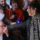 Le membre du jury Didier Decoin embrasse la main de la romancière française Brigitte Giraud après qu'elle a remporté le prix Goncourt, la plus haute récompense littéraire française, pour son livre "Vivre Vite" jeudi à Paris.