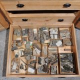 Dans ce tiroir, un Père du collège bénédictin de Sarnen a rangé des outils datant du néolithique.