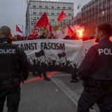 A Genève, un millier de personnes ont défilé samedi après-midi pour dénoncer la montée des mouvements d'extrême droite et marquer les 90 ans des événements du 9 novembre 1932, quand l'armée avait tiré sur des manifestants antifascistes.