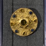 Cette fibule à disque en or, "une pièce exceptionnelle, selon l'archéologue cantonal Guido Lassau, a été découverte à Bâle dans une tombe datant du 7e siècle.