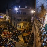 Saint Nicolas s'est adressé aux Fribourgeoises et Fribourgeois depuis le balcon de la cathédrale.
