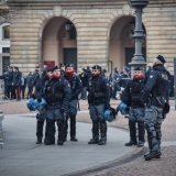 La police est rapidement arrivée sur les lieux - où des jets de peinture rose vif, bleu électrique et turquoise avaient éclaboussé le trottoir - et les militants ont été interpelés. Une équipe de nettoyage de La Scala a ensuite nettoyé le bâtiment...