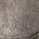 Les pierres runiques sont des pierres gravées d'inscriptions composées de lettres runiques, le plus vieil alphabet connu en Scandinavie.