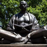 Une statue du Mahatma Gandhi trône dans le parc de l'Ariana à Genève.