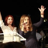 Les enjeux pourraient être grands en cas de bataille judiciaire, Lisa Marie (à droite) - ici avec sa mère - étant la fille unique d'Elvis Presley.