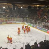Les joueurs du HC Sierre fêtent leur victoire dans le derby avec les supporters