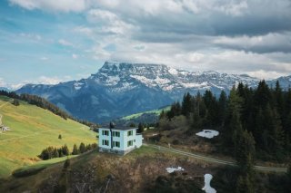 L'ancienne cabane de douaniers, construite en 1928 au col des Portes de Culet, était un lieu stratégique de surveillance de la frontière franco-suisse.