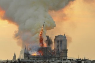 L'incendie de Notre-Dame le 15 avril 2019 avait provoqué l'effondrement de sa charpente, de sa flèche, de son horloge et d'une partie de sa voûte, ravagées par les flammes (archives).