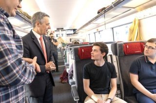 Le président de la Confédération Ignazio Cassis est parti lundi matin de Lugano pour son Tour de Suisse à l'occasion du 1er aôut. De jeunes italophones l'accompagnent dans son périple.
