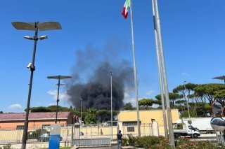 Le feu dégageait d'épaisses fumées noires visibles à plusieurs kilomètres.