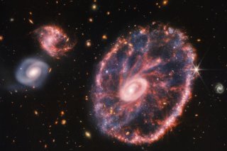 Une véritable photo de la galaxie de la Roue du Charot et de ses galaxies compagnes, prises par le JWST (archives).