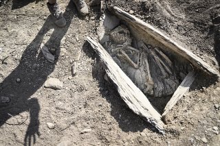 Dans certains des petits coffres en pierre, on observe encore une partie des squelettes, déposés en position foetale, sur le côté gauche ou droit.