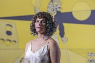 La réalisatrice brésilienne Julia Murat repart de Locarno avec le Léopard d'Or pour son 3e long métrage "Regra 34" (Règle 34).