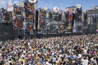 Peu après midi, des milliers d'amateurs de danse et de fête s'étaient déjà rassemblés devant les scènes le long du parcours du cortège.