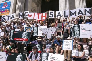 Des figures du monde littéraire américain se sont rassemblées à New York vendredi pour une lecture publique de l'oeuvre de Salman Rushdie, en soutien à l'auteur britannique poignardé la semaine dernière.