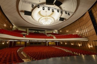 En 2015, avant sa rénovation, le théâtre arborait déjà des fauteuils rouges et un lustre imposant.