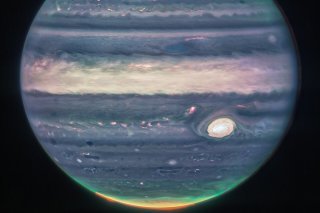 Les images publiées par la NASA sont tirées des observations d'un outil du télescope James Webb qui observe l'infrarouge proche, un champ invisible à l'oeil nu. Elles ont été adaptées pour en tirer des illustrations visibles par l'oeil humain.