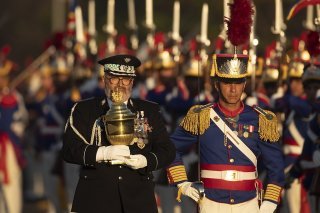 L'urne en or de neuf kilogrammes qui contient le coeur embaumé de Pierre Ier a été escortée par des membres du corps des Dragons de l'Indépendance.