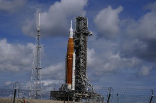 Le décollage a lieu depuis l'aire de lancement 39-B du centre spatial Kennedy.