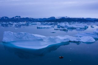 Indépendamment de toute pollution supplémentaire causée par les énergies fossiles, le réchauffement actuel entraînera au minimum une perte de 3,3% du volume de la calotte du Groenland, soit une augmentation de 27,4 centimètres du niveau de la mer,...