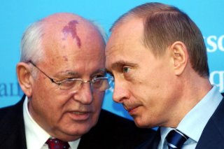 Le message du président russe Vladimir Poutine (à droite) après le décès mardi soir de Mikhäil Gorbatchev (à g.) a été très sobre.