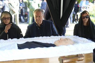 La dépouille de cette figure politique majeure du XXe siècle a été exposée dans la Maison des syndicats, un lieu emblématique de Moscou. A gauche, la fille de Mikhaïl Gorbatchev, le mari de celle-ci et, à gauche, la petite-fille.