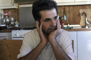 Le dernier film de Jafar Panahi, ici chez lui à Téhéran en 2010, a été projeté vendredi à la Mostra de Venise. Le réalisateur n'a pas pu venir présenter "Les Ours n'existent pas", car il est emprisonné depuis juillet après une condamnation pour "p...