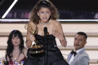 L'actrice de 26 ans devient ainsi l'actrice la plus jeune à remporter deux fois l'Emmy de la meilleure actrice dans une série dramatique.