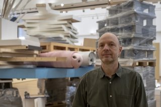 L'artiste bâlois Eric Hattan a réalisé une sculpture avec les déchets produits pendant un an par le Musée Tinguely, à Bâle. L'oeuvre est présentée dans le cadre de l'exposition "Territories of Waste - Le retour du rejeté".