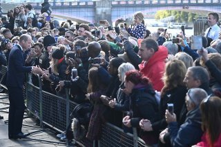 Le prince William salue la foule venue saluer une dernière fois la reine.