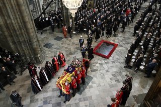 La cérémonie s'est conclue par deux minutes d'un silence poignant, observées à travers le pays, puis l'hymne national dans sa version masculine, célébrant le nouveau souverain Charles III, "God Save the King".