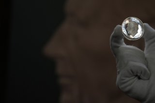 La tradition veut que le portrait du roi regarde à gauche, tandis que celui de la reine Elizabeth II est tourné vers la droite.