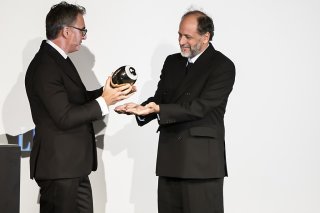 Luca Guadagnino (à droite) s'est vu remettre son prix par le directeur artistique du Festival, Christian Jungen.