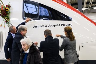 Lors des festivités du week-end autour des 175 ans du rail en Suisse romande, un train ICN des CFF a été baptisé du nom de "Auguste et Jacques Piccard".