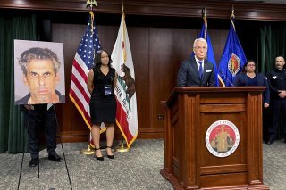 Selon le procureur, Éric Weinberg a utilisé sa réputation à Hollywood pour attirer des jeunes femmes à des séances photographiques, durant lesquelles il est soupçonné de les avoir agressées sexuellement.