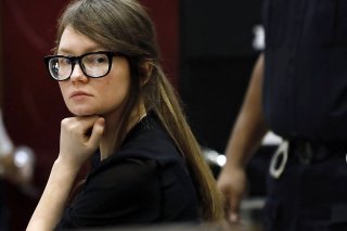 Les "exploits" d'Anna Sorokin, consistant à se faire passer pour une héritière allemande afin d'escroquer des particuliers et des institutions financières pour des centaines de milliers de dollars, ont inspiré une série Netflix.